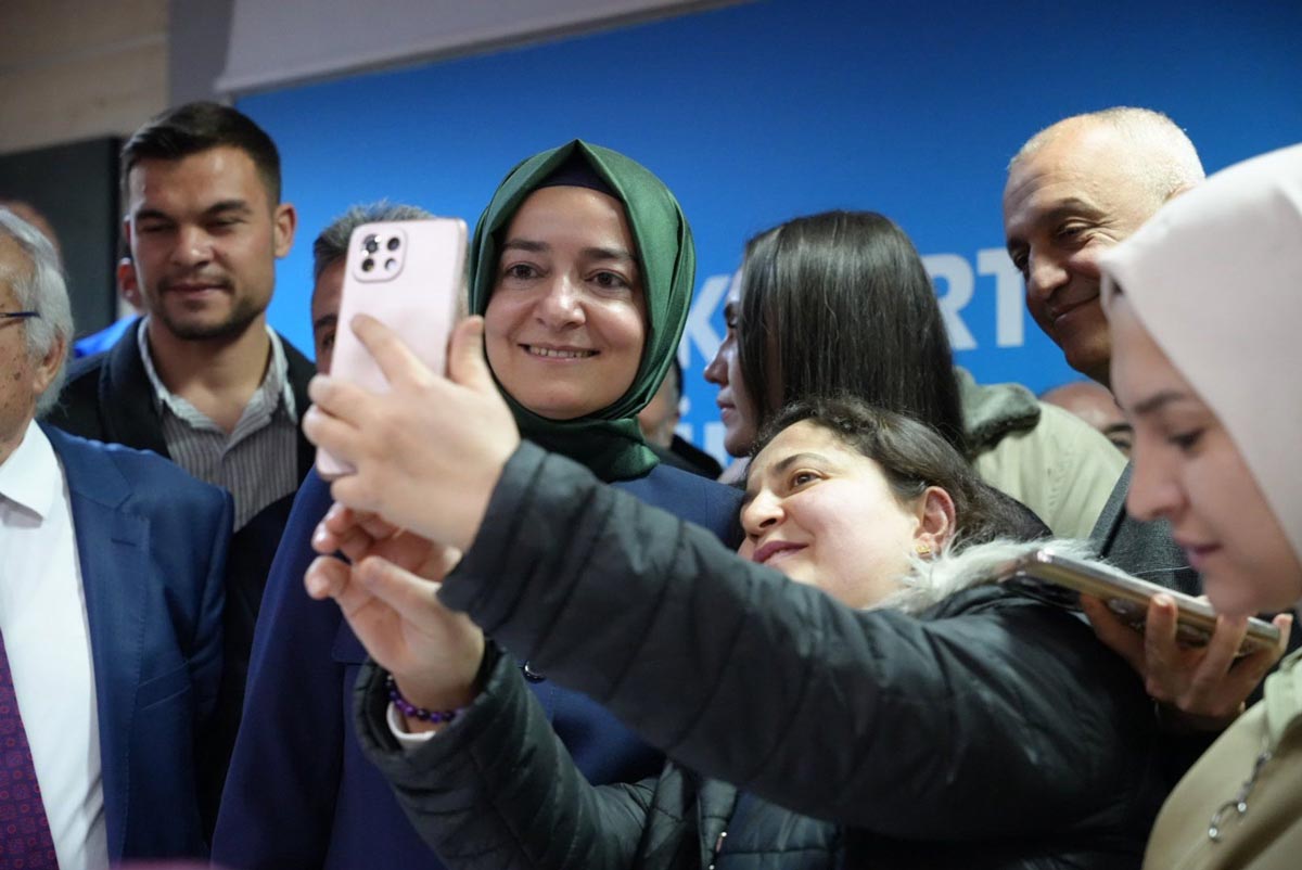 O BAŞKAN YARDIMCISINI GÖREVDEN UZAKLAŞTIRIN!