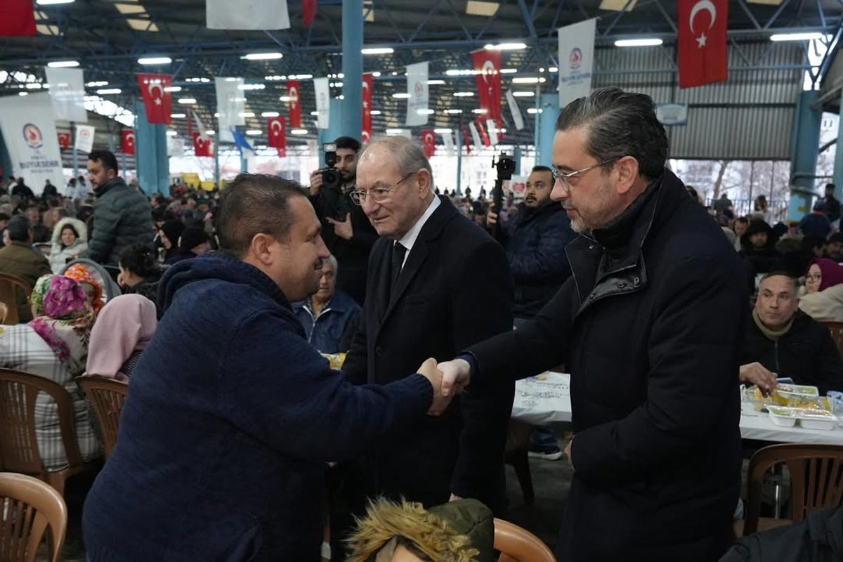 Denizli Sanayi Odası (DSO), Ramazan ayı kapsamında iftar programı düzenleyerek birlik ve beraberlik mesajı verdi. Fatih Mahallesi’nde düzenlenen programda Ramazan’ın paylaşma ruhu vurgulandı.