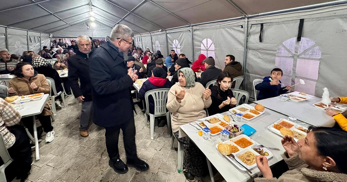 YOLDA KALANLARA İFTARLIK YETİŞTİRDİLER