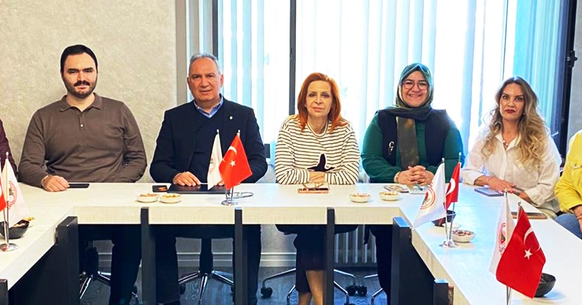 HASTALAR YERİNE HEKİMLER HAK ARADI