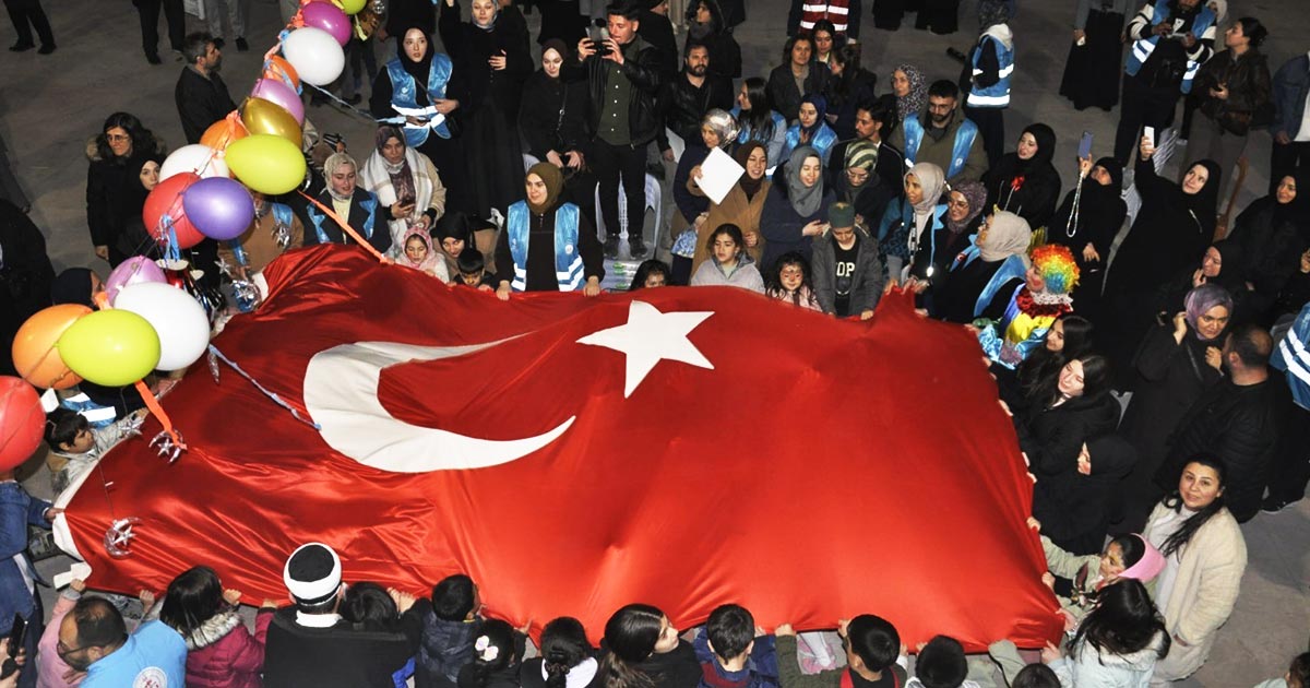 CAMİ AVLUSUNDA ÇOCUK ŞENLİĞİ