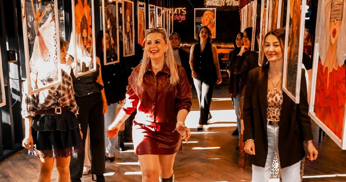 21 SANATÇIDAN SIRA DIŞI CAM SERGİSİ