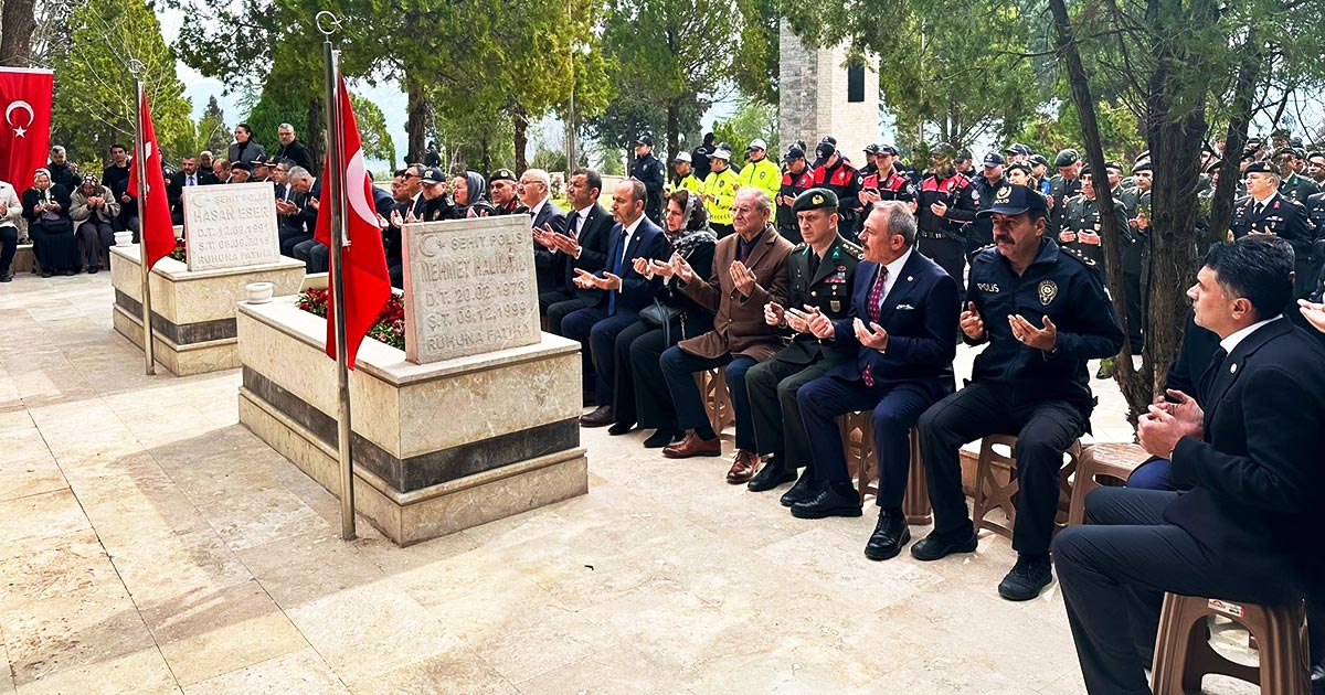 ŞEHİTLİKTE ANMA PROGRAMI DÜZENLENDİ