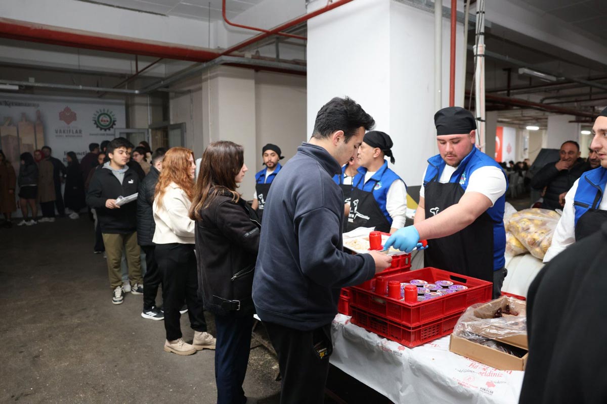 80 BİN KİŞİ BU SOFRADA BULUŞUYOR