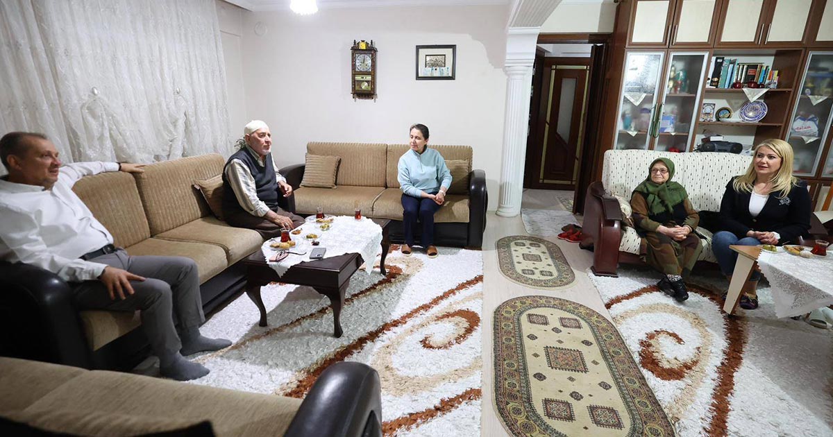 BAŞKAN DOĞAN İÇİN PATİK ÖRDÜ