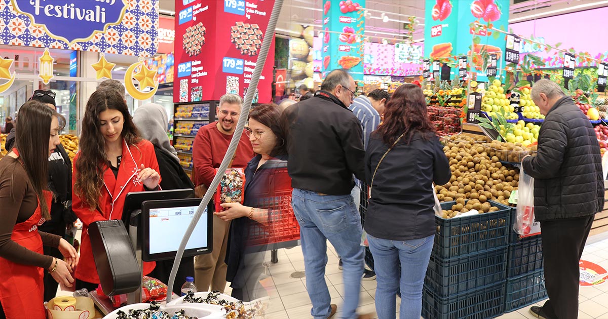 ÇARŞIDA BAYRAM HAREKETLİLİĞİ