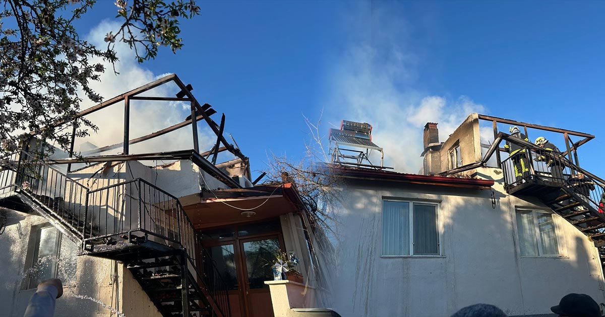  Denizli’nin Buldan ilçesinde bir evin çatısında çıkan yangın paniğe neden oldu. İtfaiye ekiplerinin müdahalesiyle söndürülen yangında evin çatısı tamamen yanarak kullanılamaz hale geldi.