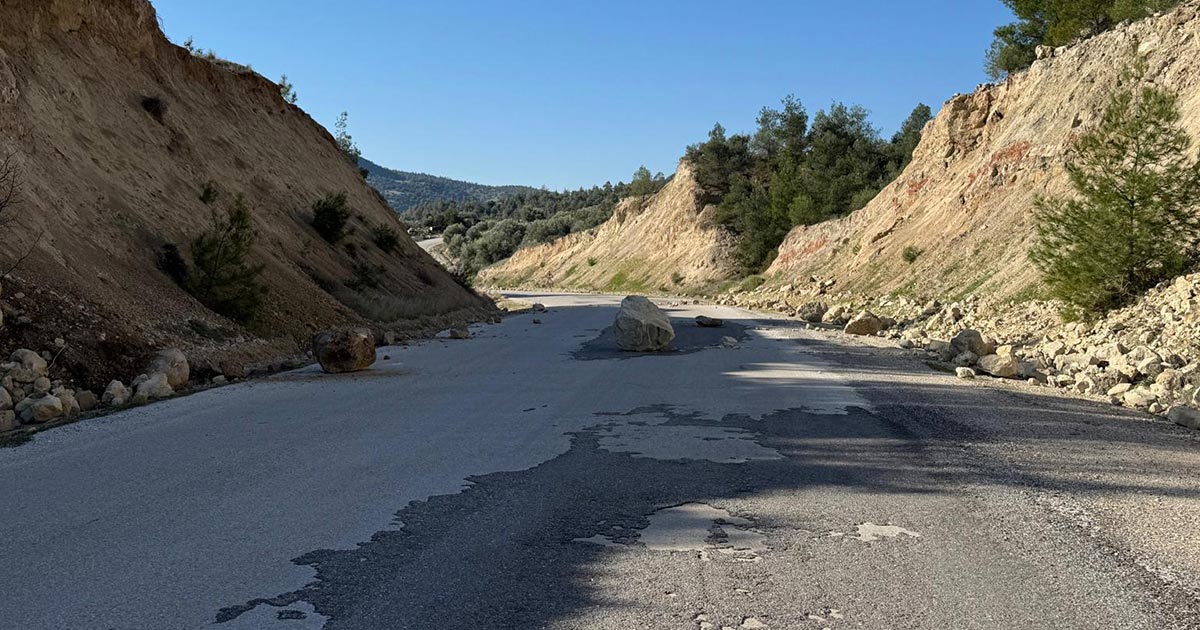 KAYALAR YOLLARA YUVARLANDI