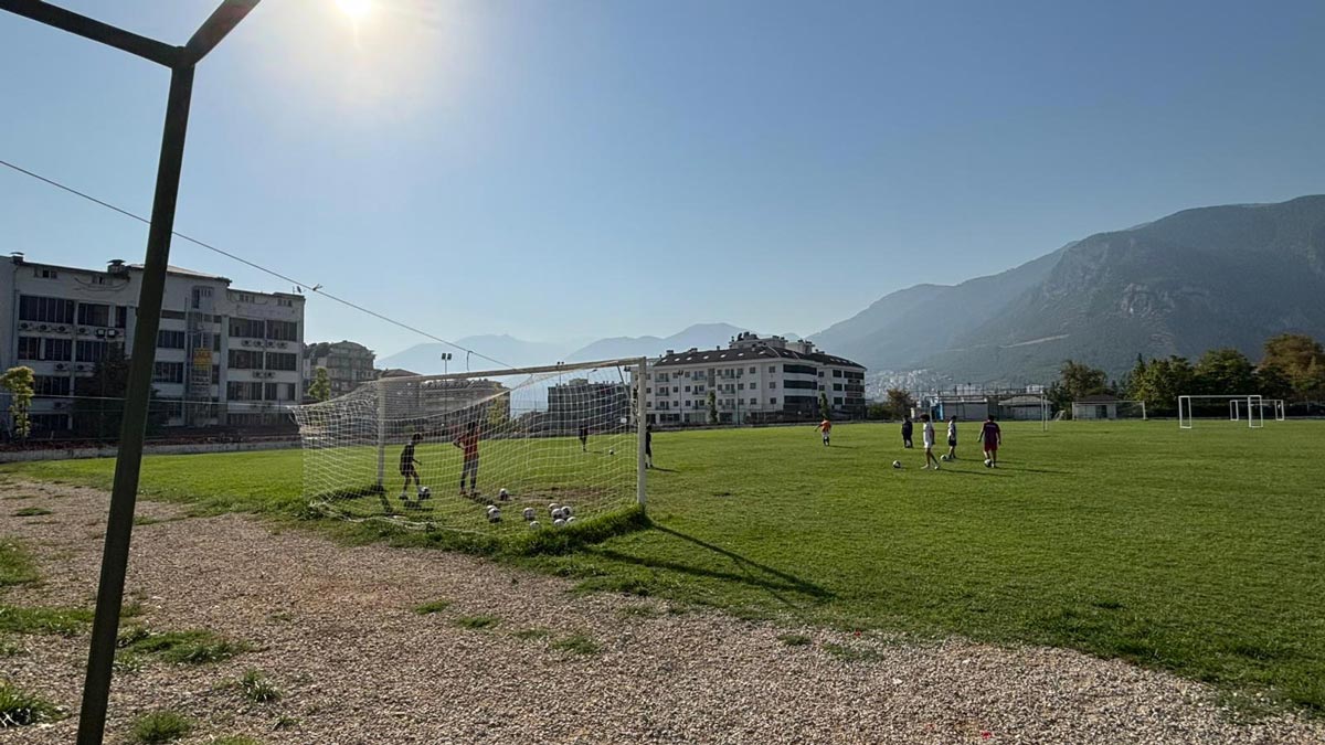 KINIKLI FUTBOL SAHASI SİT ALANI OLDU