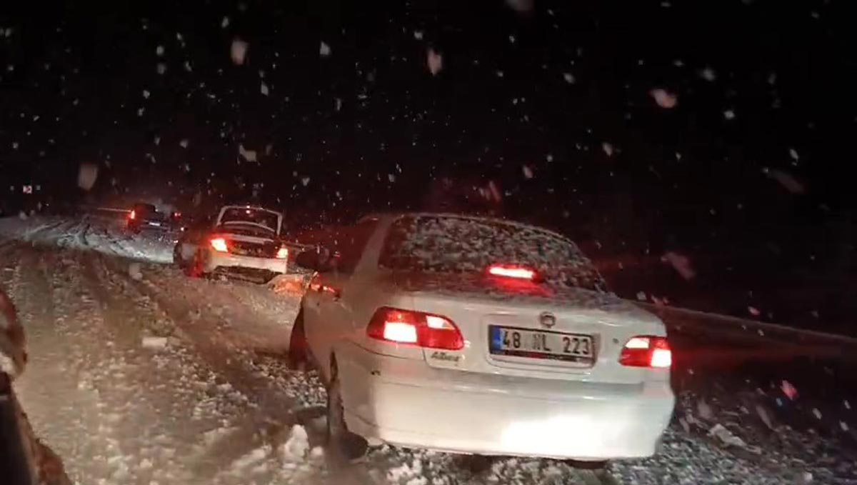 SÜRÜCÜLER YOLDA KALDI İLÇELER BEYAZA BÜRÜNDÜ