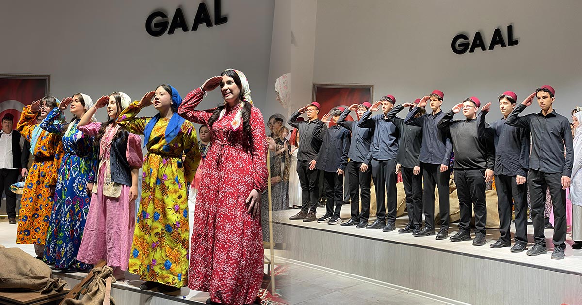 GÜNGÖR ASLAN ANADOLU LİSESİ’NDE “BİR GARİP ÖMER” TİYATRO OYUNU SAHNELENDİ