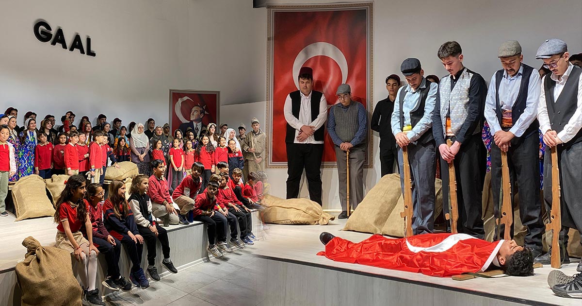 GÜNGÖR ASLAN ANADOLU LİSESİ’NDE “BİR GARİP ÖMER” TİYATRO OYUNU SAHNELENDİ