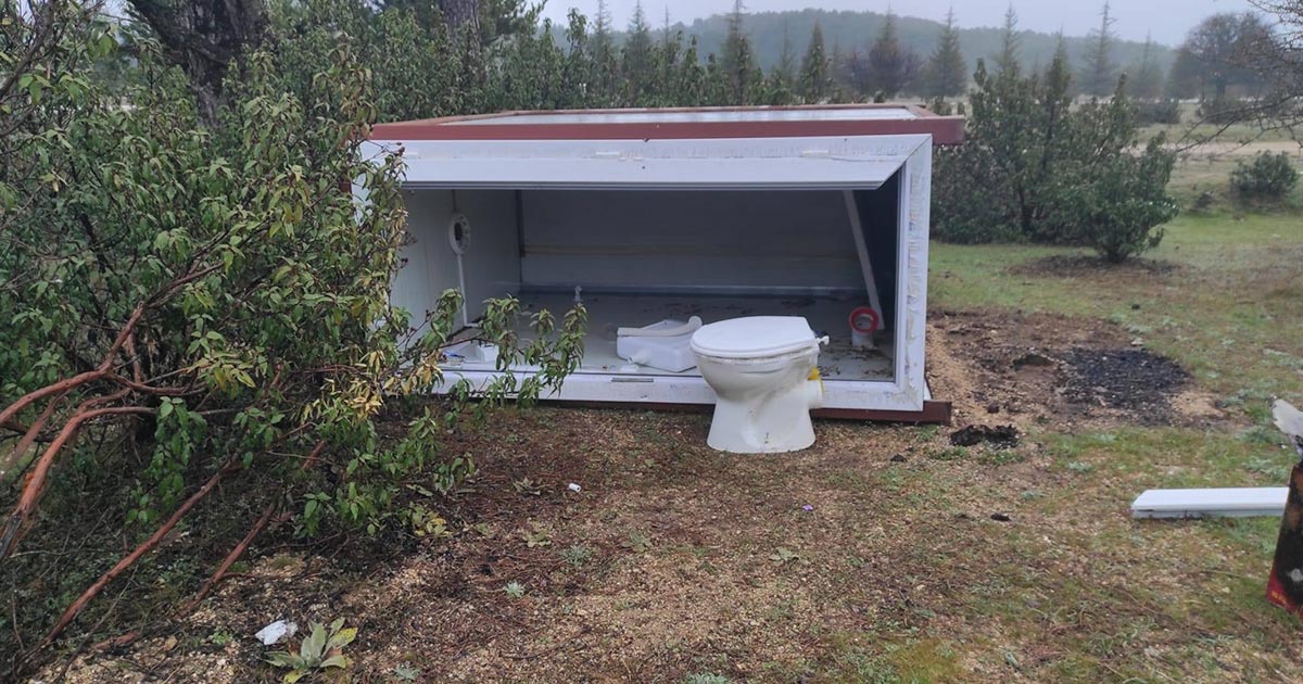 YAYLADA TUVALETLERİ KIRIP YIKTILAR