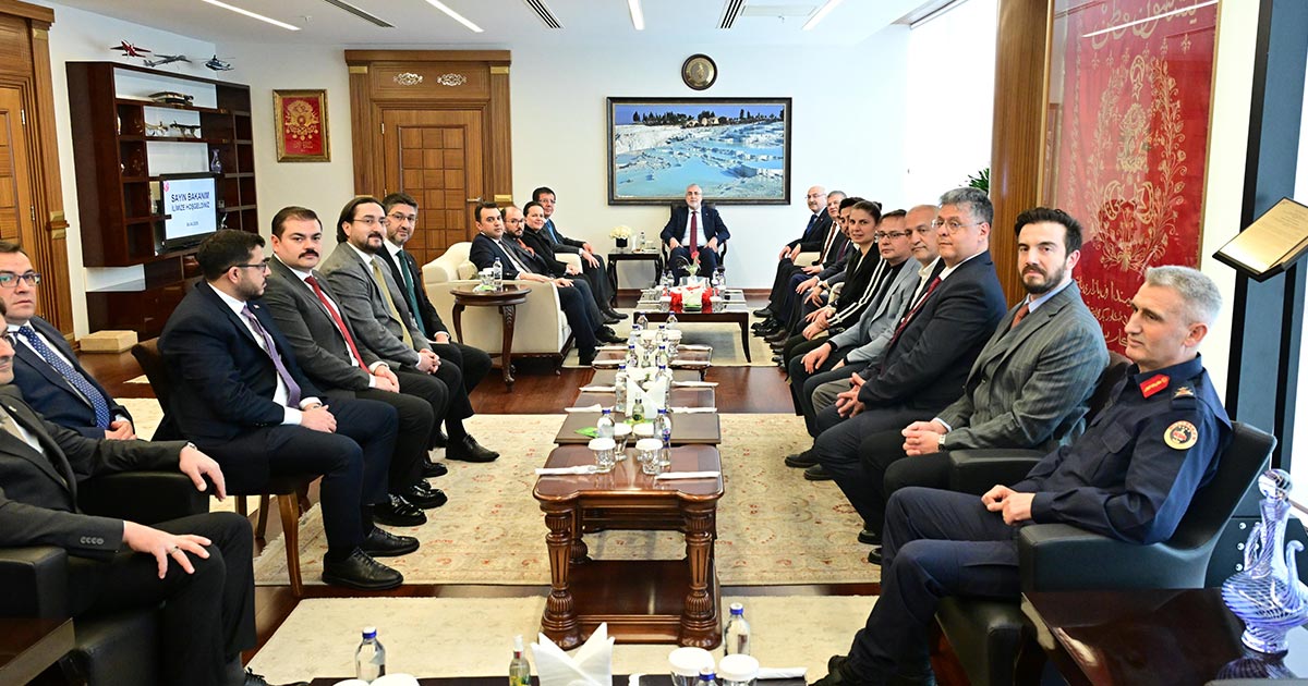 İŞÇİLERLE AYNI SOFRADA BULUŞTU