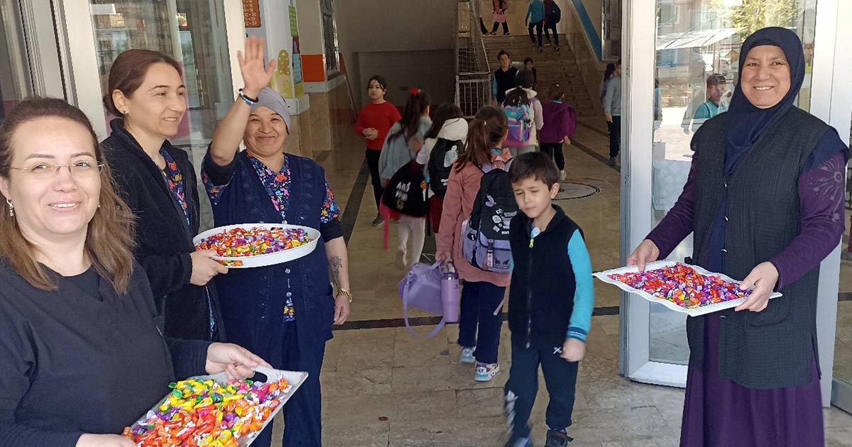 ÖĞRENCİLER VE ÖĞRETMENLER ÇİÇEKLE KARŞILANDI