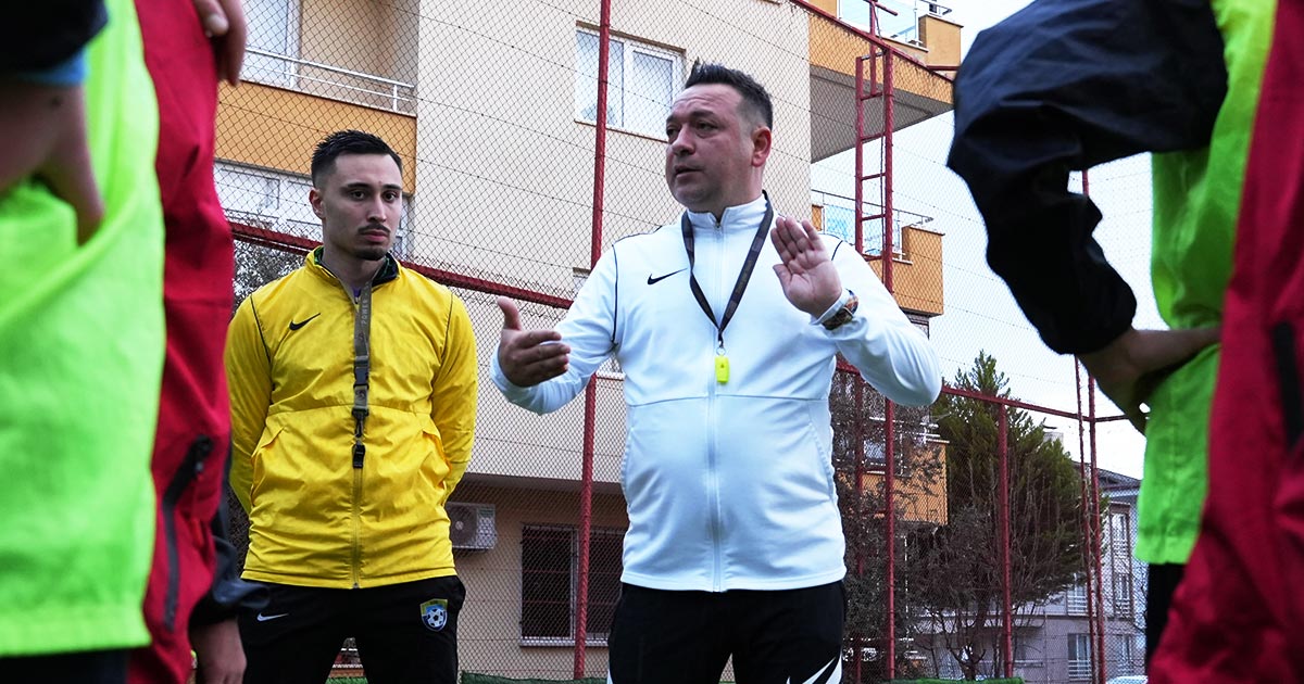 MEMURİYETİ BIRAKIP KULÜP KURDU 