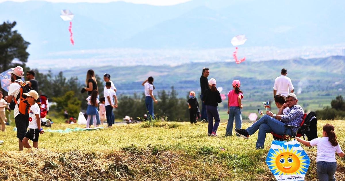 UÇURTMALAR PAMUKKALE SEMALARINDA SÜZÜLDÜ