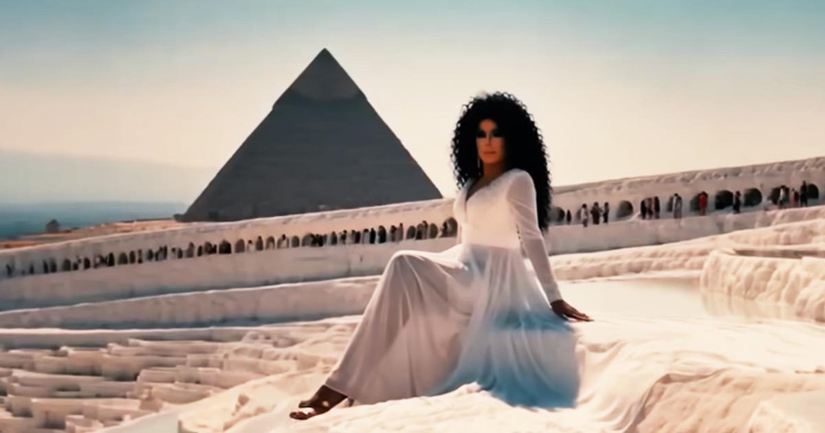 BEYAZ TRAVERTENLERE PİRAMİT GELDİ