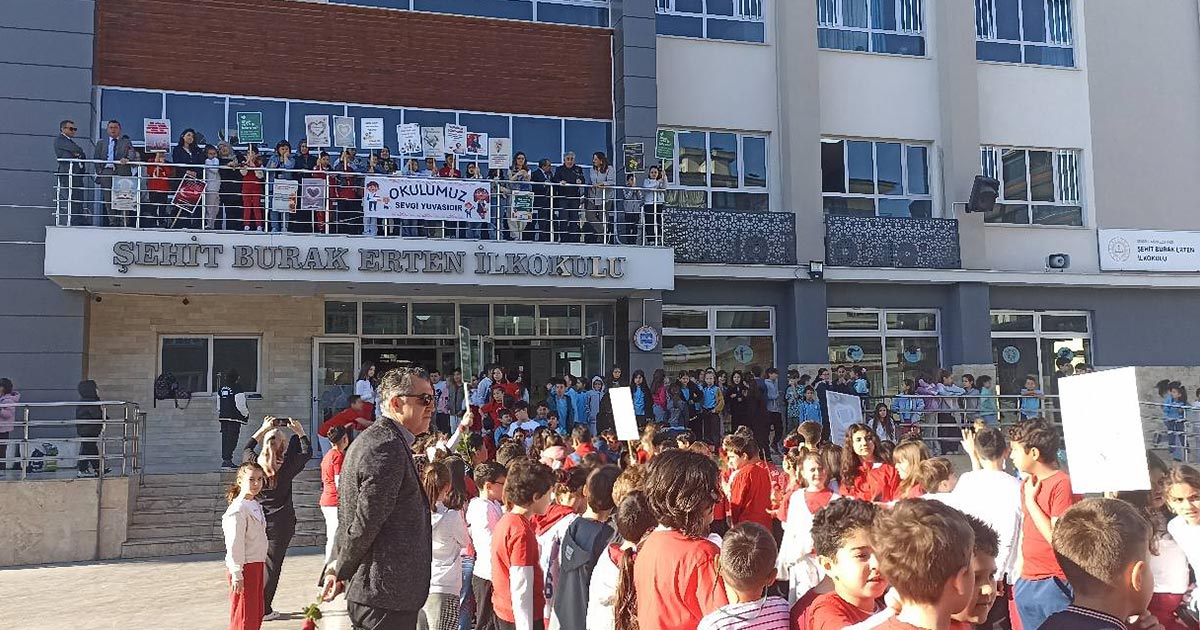 ÖĞRENCİLER VE ÖĞRETMENLER ÇİÇEKLE KARŞILANDI