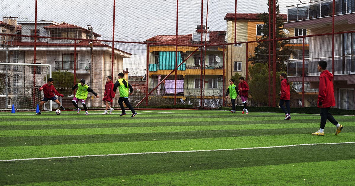 MEMURİYETİ BIRAKIP KULÜP KURDU 