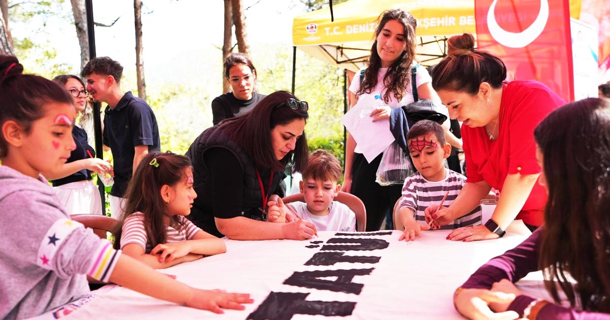 UÇURTMALAR PAMUKKALE SEMALARINDA SÜZÜLDÜ