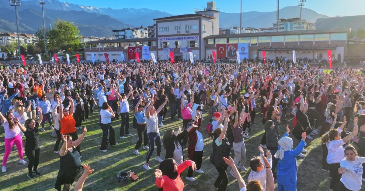 YÜZLERCE KADIN AYNI RİTİMDE BULUŞTU