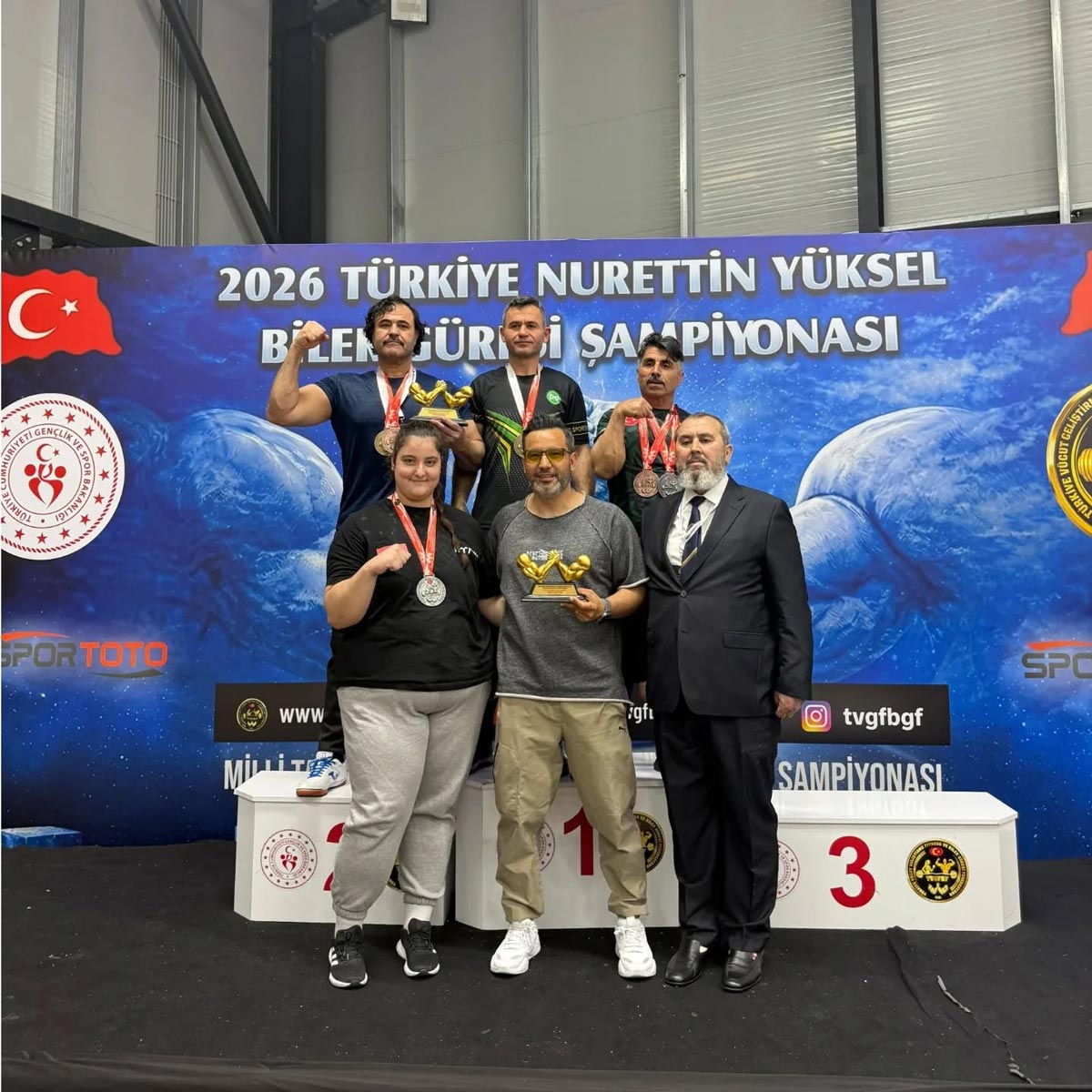 BİLEK GÜREŞİNDE MADALYA YAĞMURU