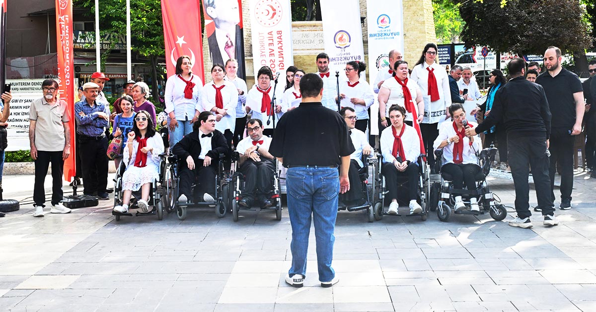 ŞEHRİN SOKAKLARI ŞENLENDİ