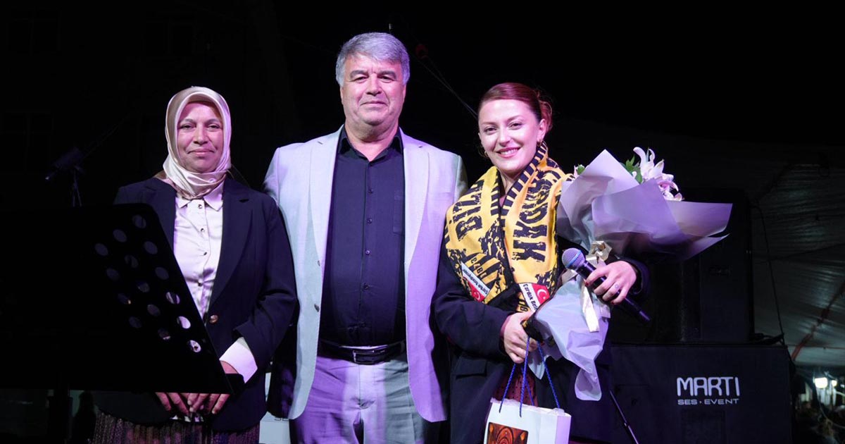 ÇARDAK'TA 19 MAYIS COŞKUSU MAHPERİ KONSERİ İLE KUTLANDI