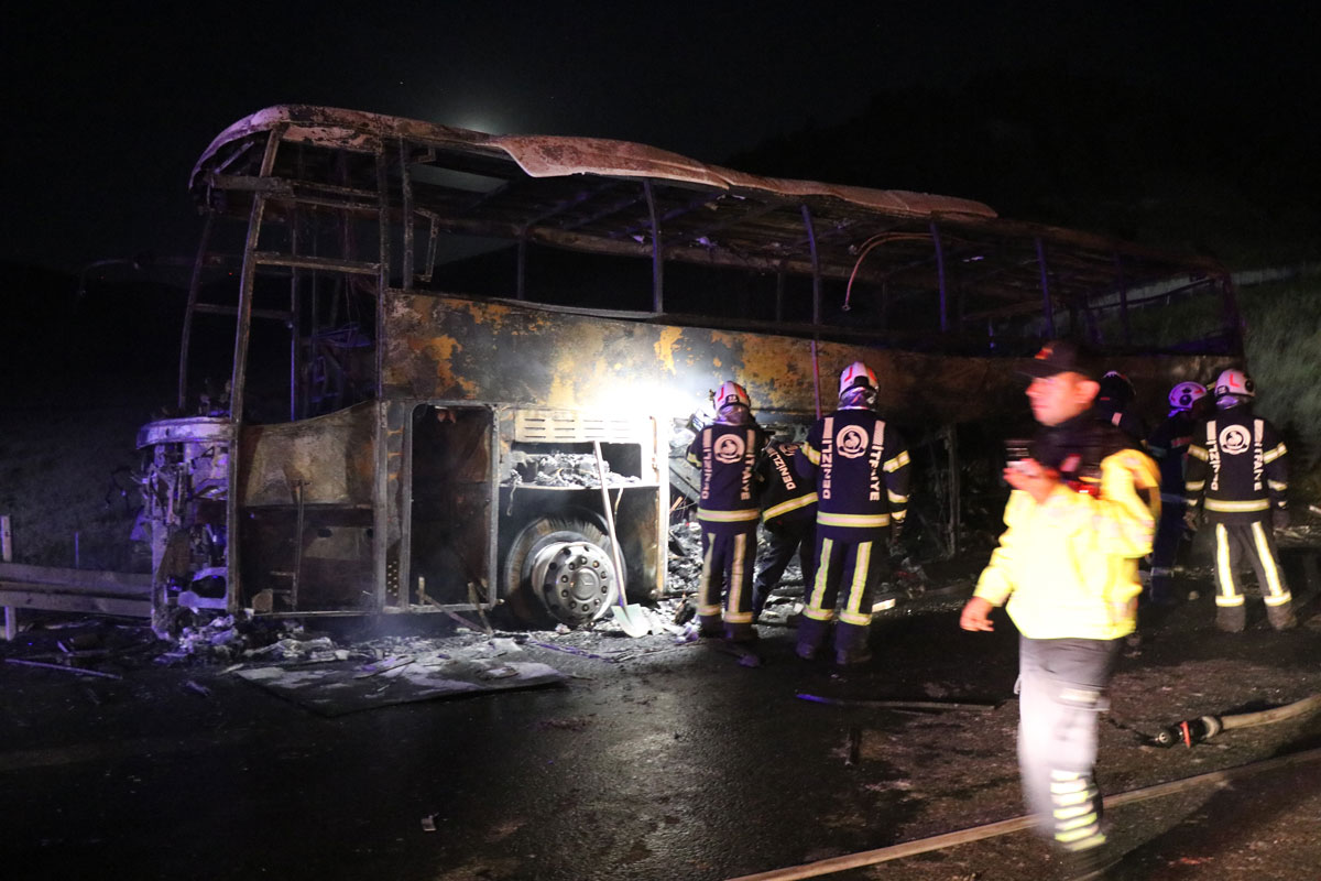 DENİZLİ'DE FECİ OTOBÜS KAZASI 8 ÖLÜ VE 33 YARALI