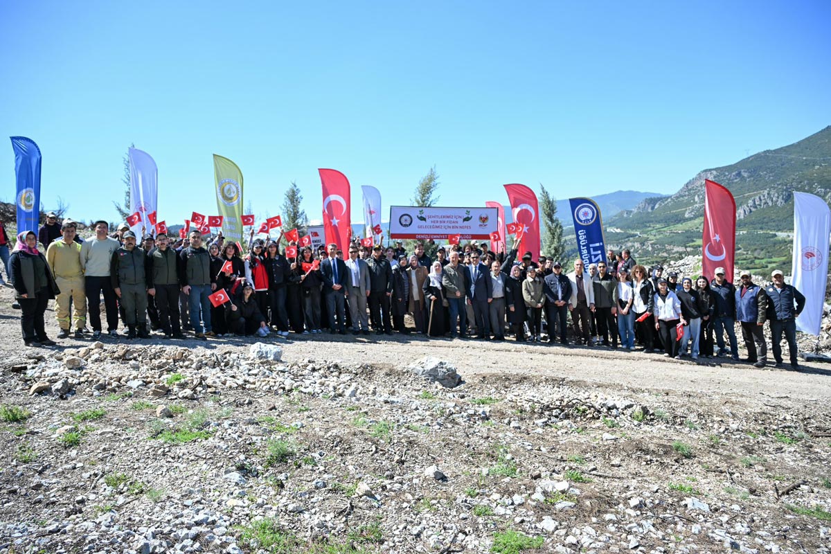 DENİZLİ’DE ŞEHİTLER ANISINA 200 FİDAN TOPRAKLA BULUŞTURULDU
