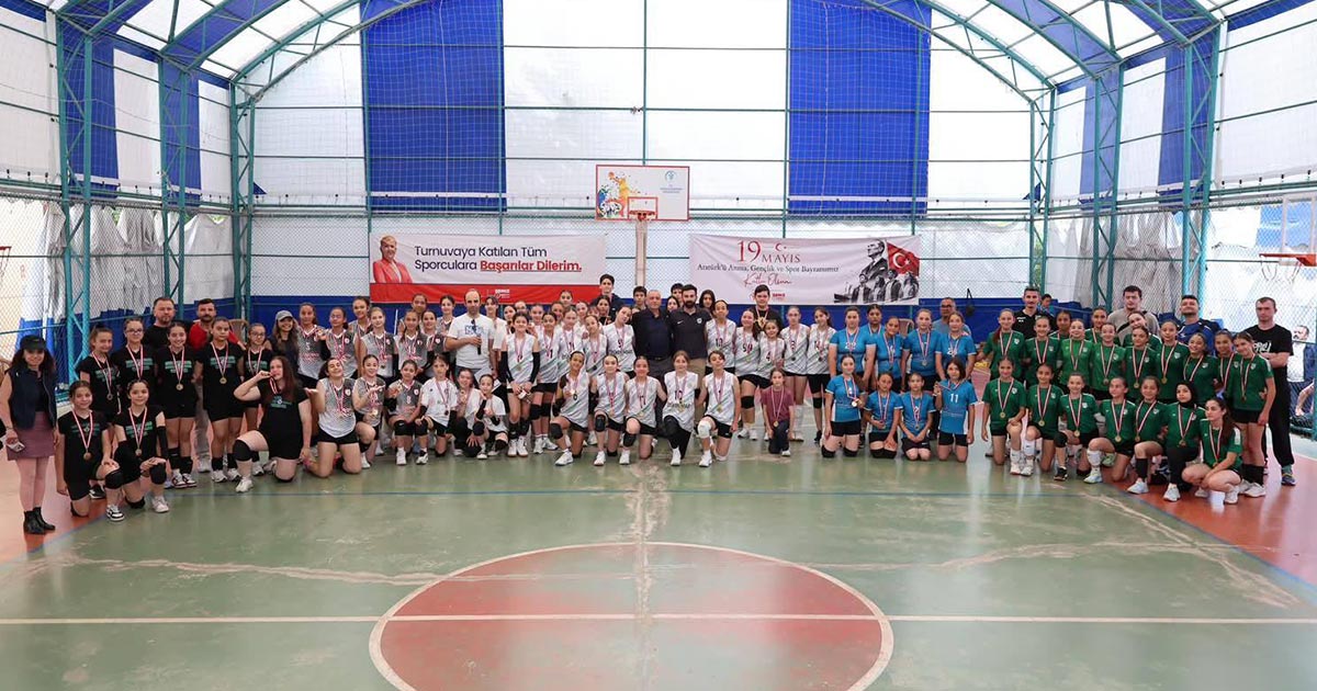 GENÇ SPORCULAR 19 MAYIS COŞKUSUNU SAHALARA TAŞIDI