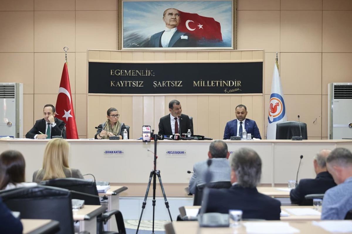 ÇAVUŞOĞLU’NDAN BEYAZ TELEFON SÜRPRİZİ