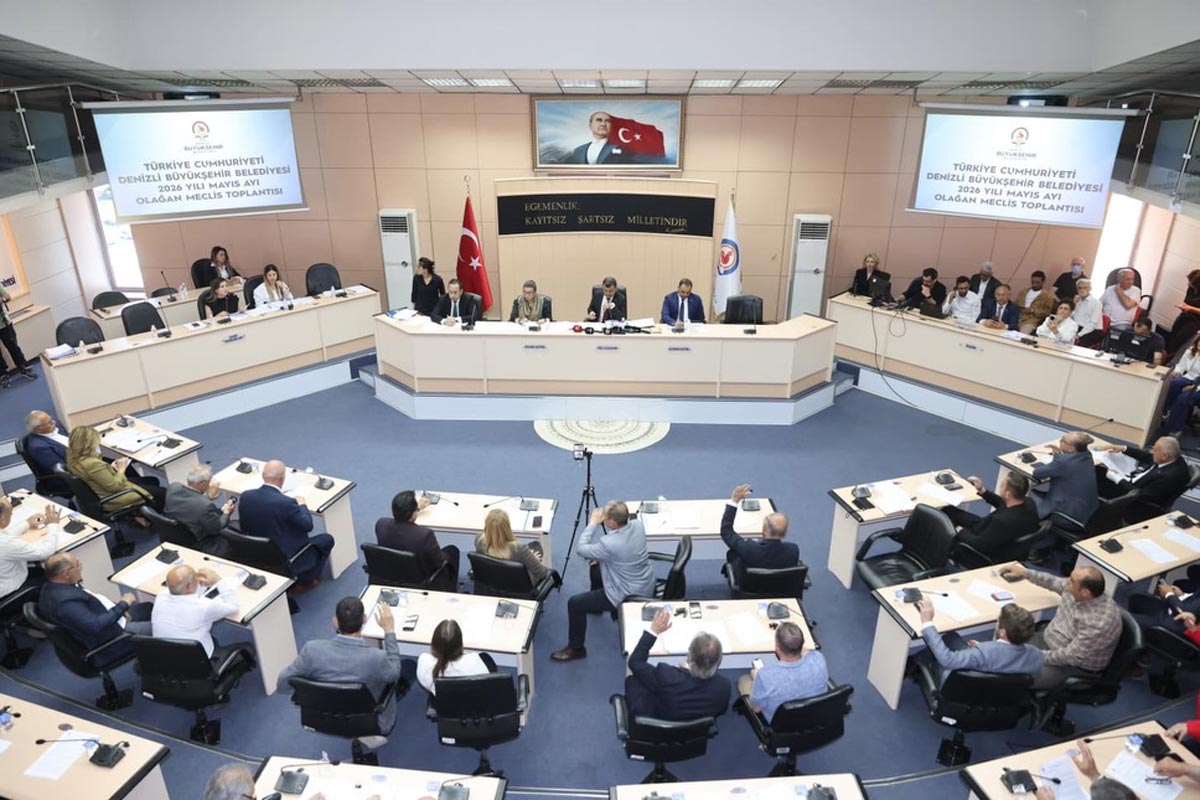 ÇAVUŞOĞLU’NDAN BEYAZ TELEFON SÜRPRİZİ