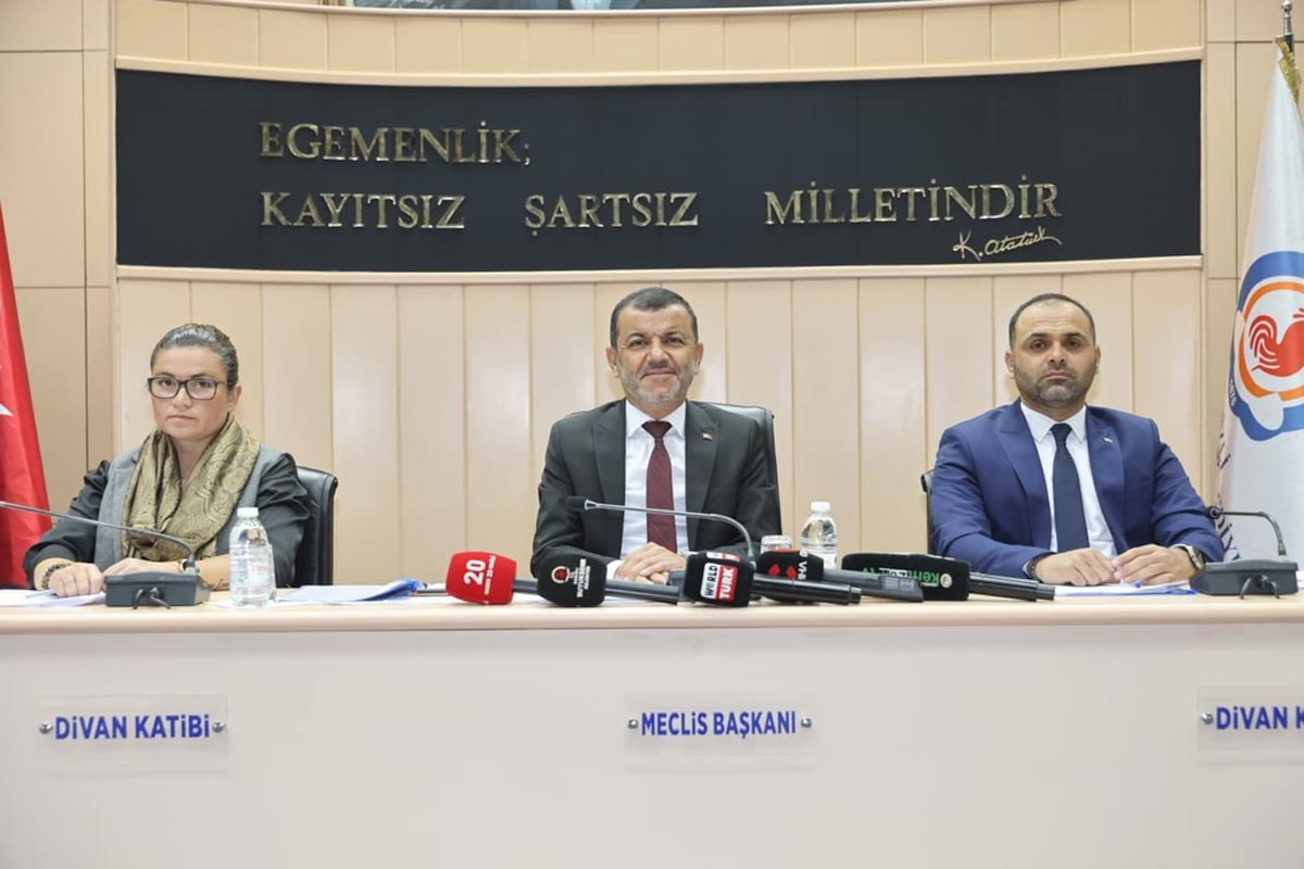 ÇAVUŞOĞLU’NDAN BEYAZ TELEFON SÜRPRİZİ