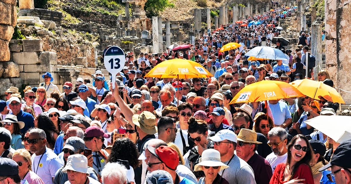 113 BİN ZİYARETÇİ PAMUKKALE’Yİ GEZDİ