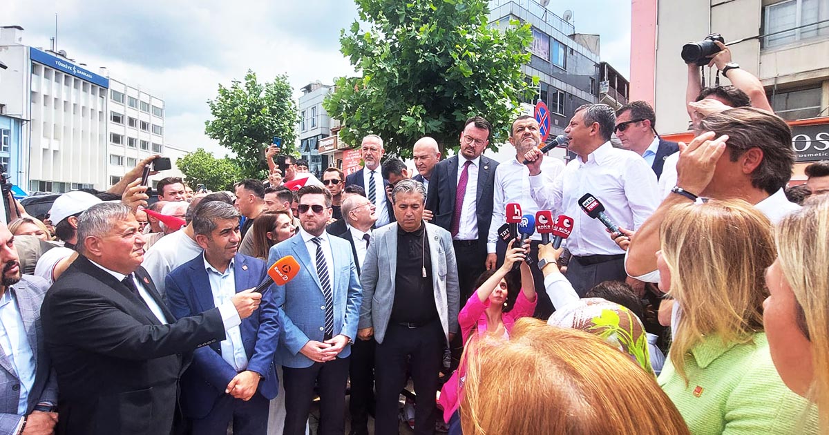 CHP LİDERİ ÖZGÜR ÖZEL OTOBÜSTEN DEĞİL BANKTAN KONUŞTU