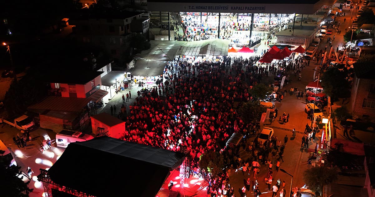 KİRAZ FESTİVALİ'NDE KARACA RÜZGARI