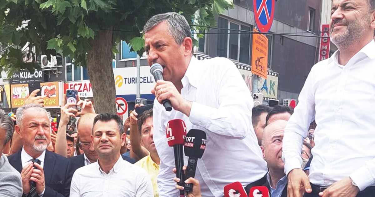 CHP LİDERİ ÖZGÜR ÖZEL OTOBÜSTEN DEĞİL BANKTAN KONUŞTU