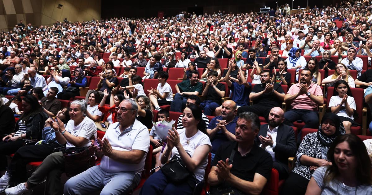 SAHNE “HASAT” İLE RENKLENDİ