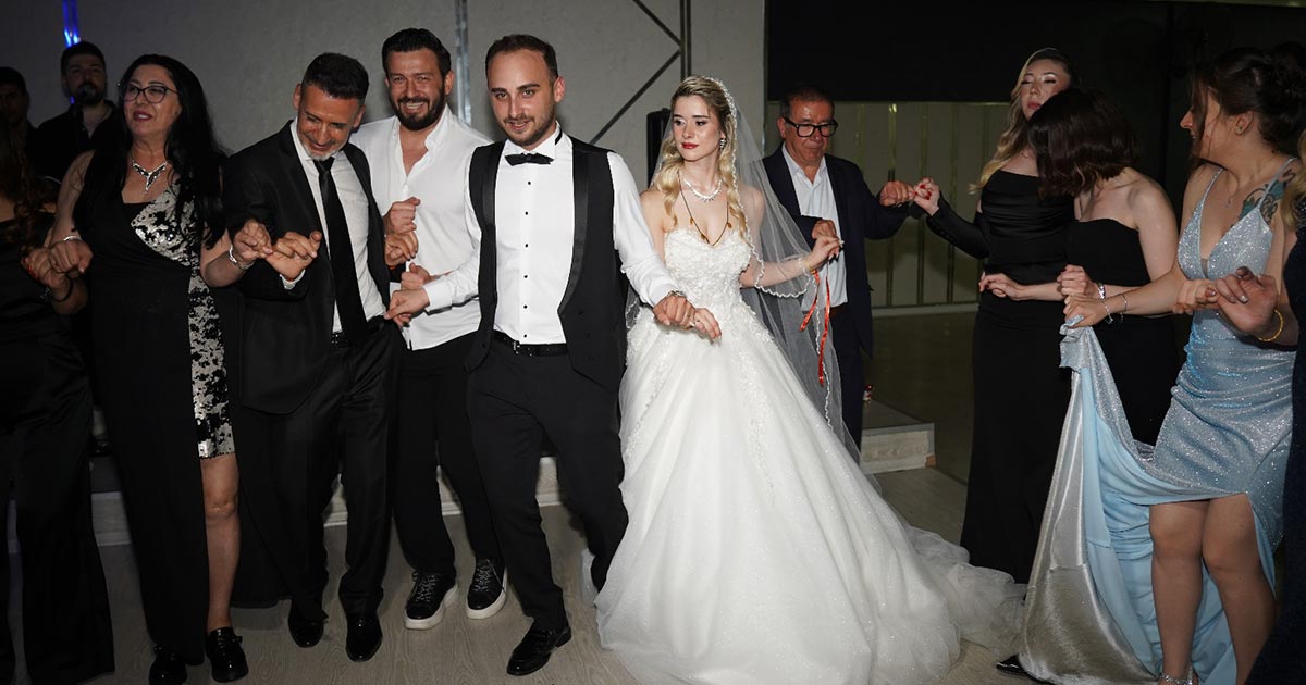 Denizli’de düzenlenen görkemli düğün töreniyle Doğukan Bayran ve Selin Güneş hayatlarını birleştirdi. Spor ve iş dünyasından çok sayıda davetlinin katıldığı gecede genç çiftin mutluluğu gözlerinden okundu.
