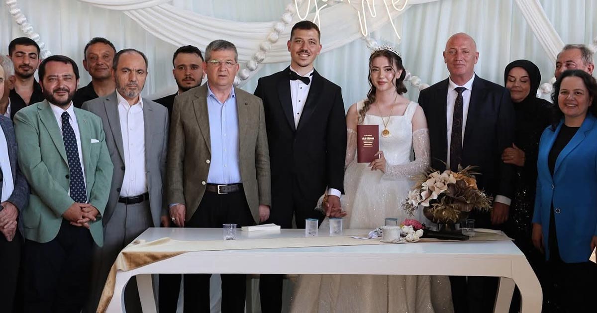 KIZININ NİKÂHINI KENDİSİ KIYDI