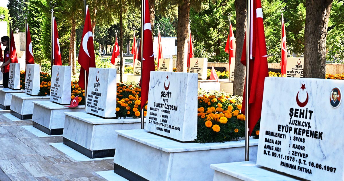 ŞEHİTLİKTE ANLAMLI TÖREN