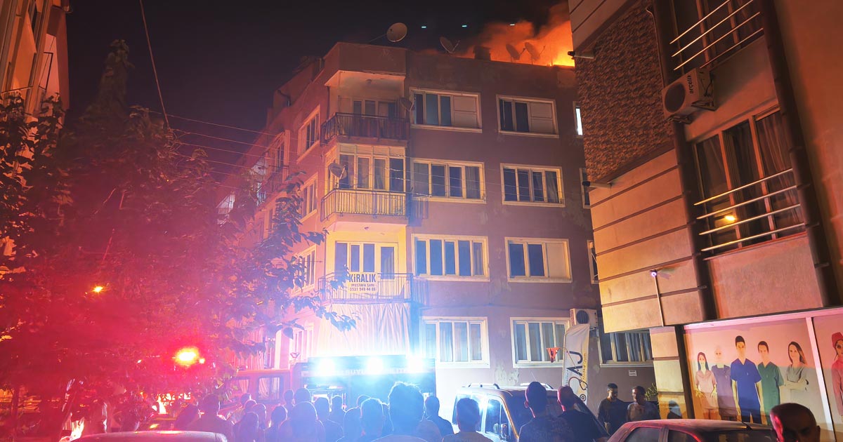 ÇATI YANGININI SÖNDÜRMEYE ÇALIŞTI HERKESİ KORKUTTU
