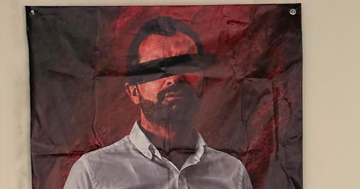 GÖZÜ BANTLI AFİŞLE KARŞILANDI