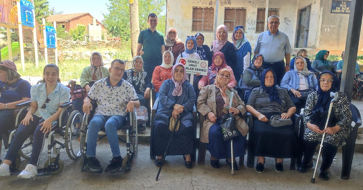 HAYIR ETKİNLİĞİNDE KİTAP DAĞITTILAR