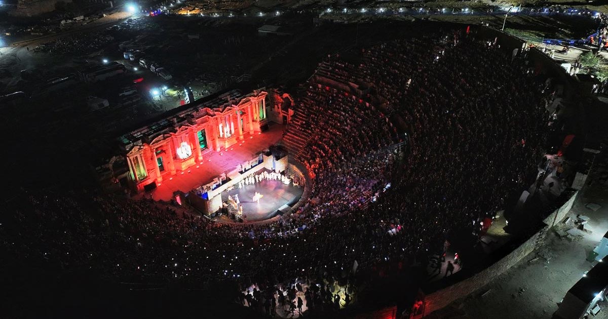 KUĞU GÖLÜ İZLEYENLERİ BÜYÜLEDİ