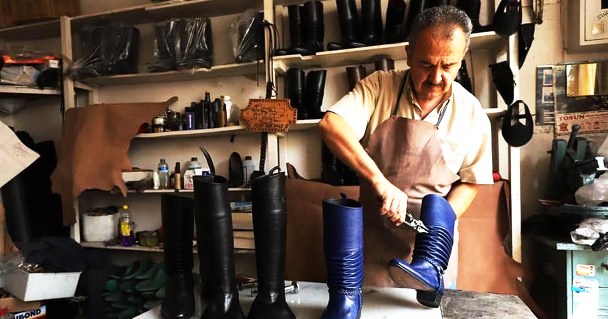 YILLARIN USTASI KÖRÜKLÜ ÇİZME ZANAATINI YAŞATIYOR