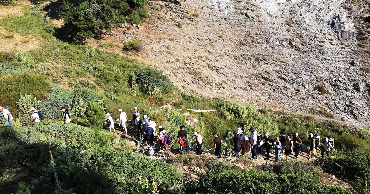 ZAFER COŞKUSUNU AKDAĞ’IN ZİRVESİNE TAŞIDILAR