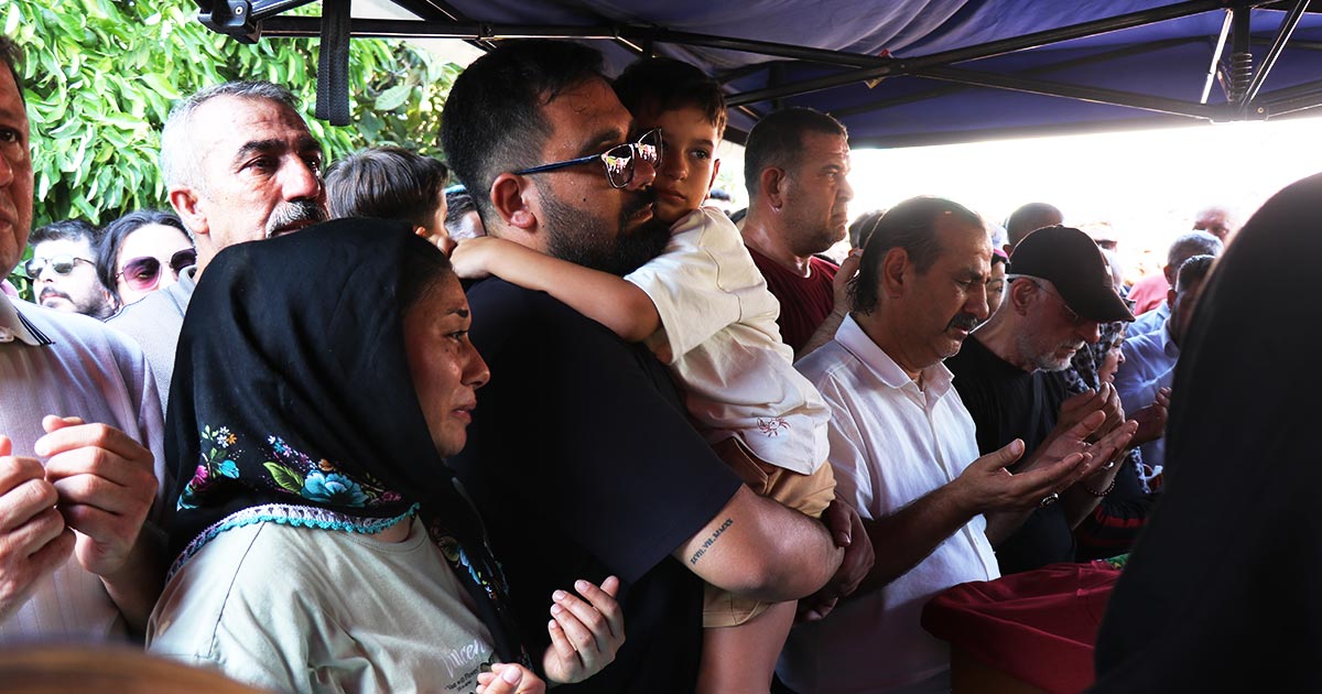GÜNEY'İN KUNDAĞI MEZAR TAŞINA SARILDI